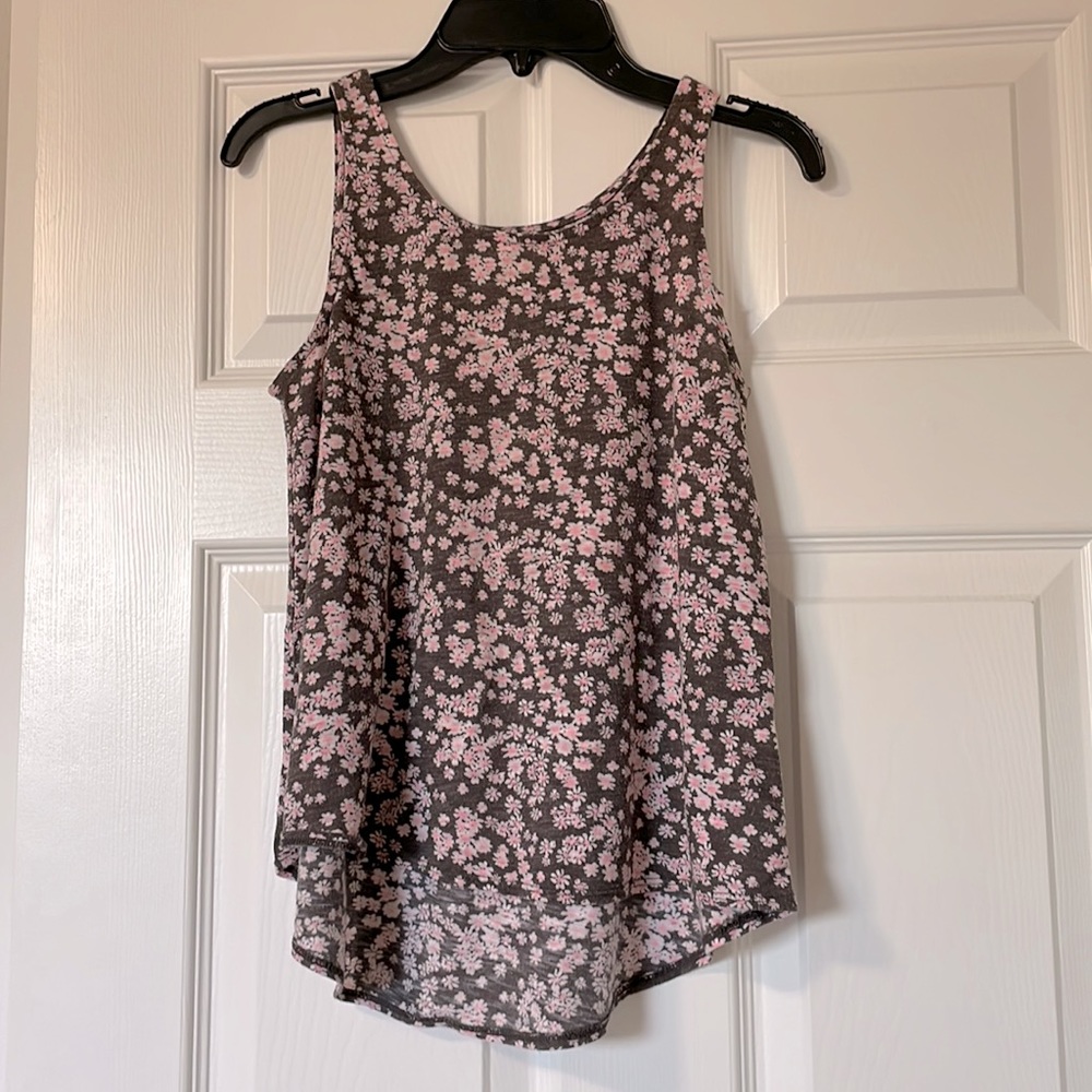 Girls youth ages 6-8 Old Navy tank top. Floral pattern, great for Summer/Spring